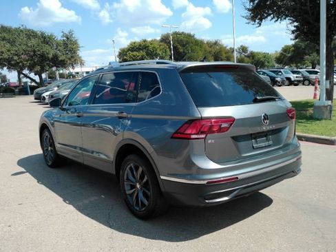 Used 2022 Volkswagen Tiguan SE w/ Panoramic Sunroof Package FWD image 13