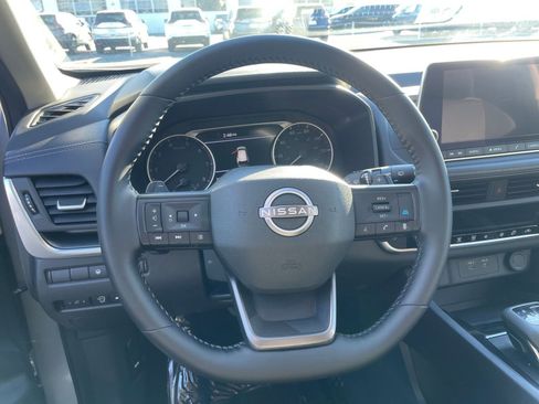 Used 2025 Nissan Rogue SV image 28