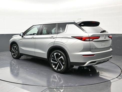 Used 2023 Mitsubishi Outlander 4WD Plug-In Hybrid image 3