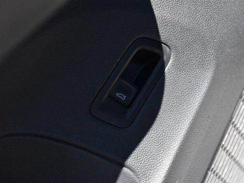 Certified 2025 Volkswagen Atlas Cross Sport SE FWD image 9