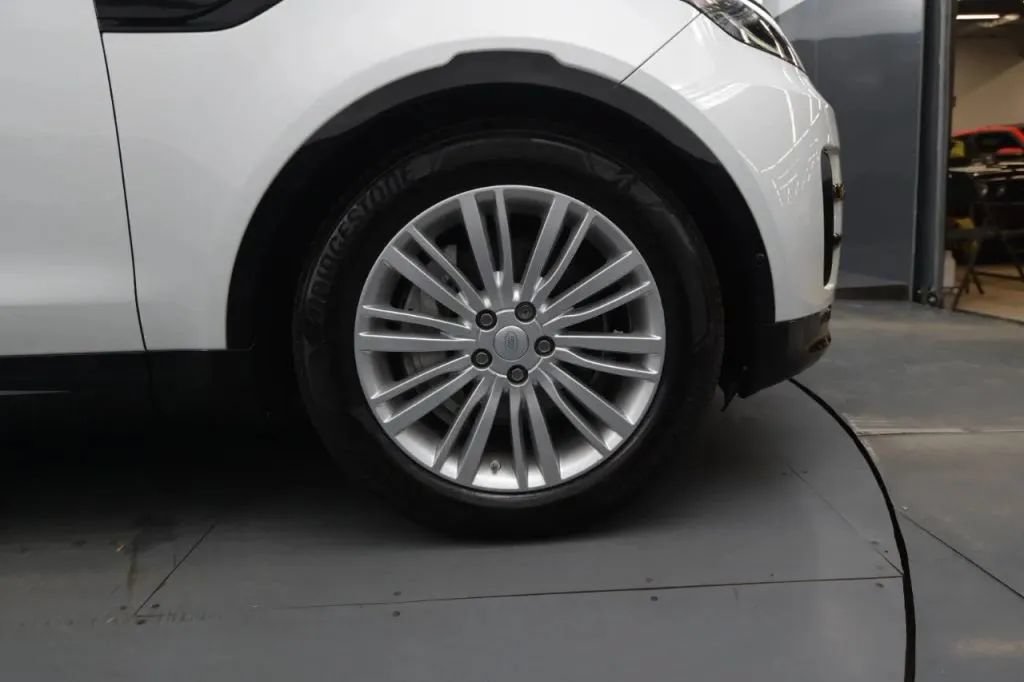 Used 2020 Land Rover Discovery Landmark AWD/4WD image 19