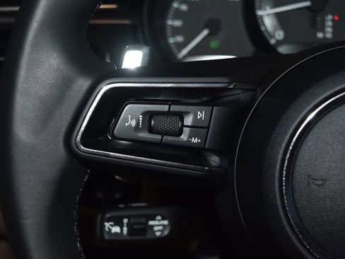 Certified 2025 Porsche Macan AWD/4WD image 10