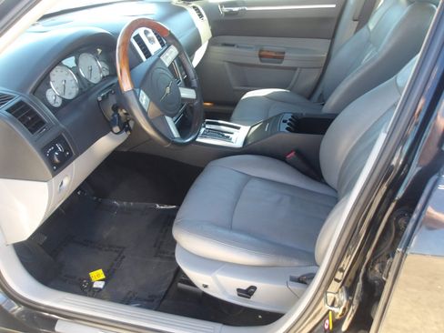 Used 2006 Chrysler 300 C w/ Protection Group II image 19