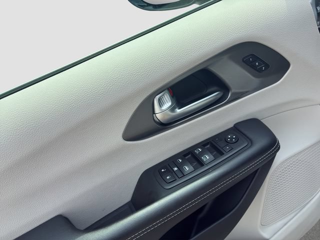 Used 2024 Chrysler Pacifica Touring-L FWD image 23