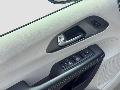 Used 2024 Chrysler Pacifica Touring-L FWD image 23