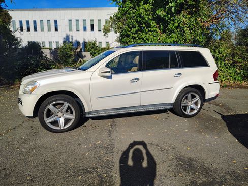 Used 2012 Mercedes-Benz GL 550 4MATIC image 2