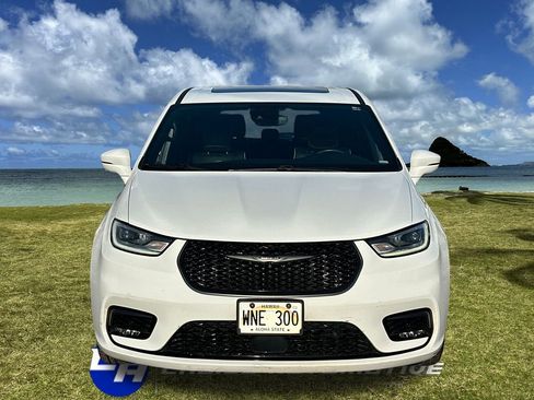 Used 2022 Chrysler Pacifica Limited w/ Uconnect Theater Family Group image 10