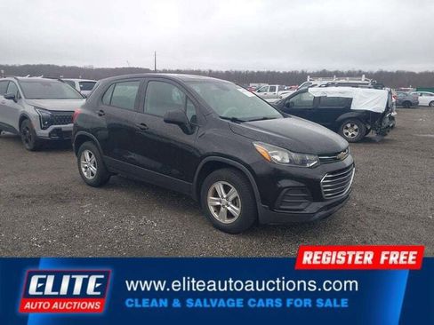 Used 2018 Chevrolet Trax LS image 2