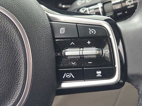 Used 2024 Kia Carnival EX image 33