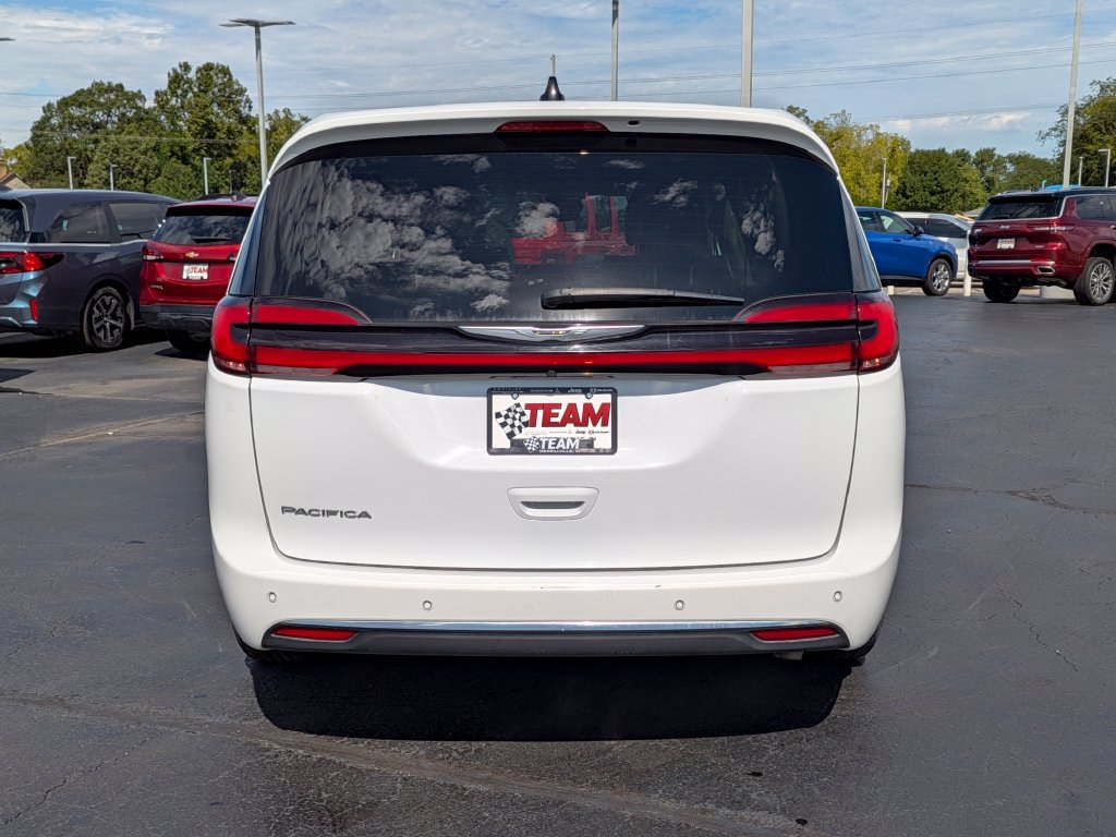 Used 2024 Chrysler Pacifica Touring-L FWD image 6