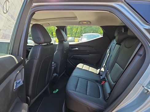 Used 2027 Chevrolet Bolt RS w/ Technology Package FWD image 5