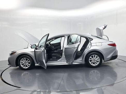 Used 2025 Toyota Camry LE image 66