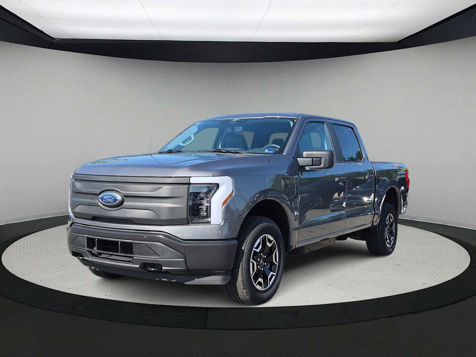 Used 2023 Ford F150 Lightning 4x4 SuperCrew image 4