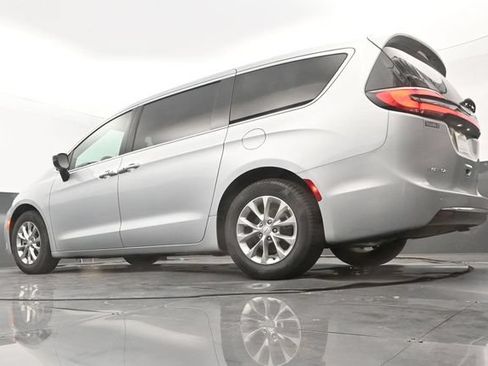 Used 2026 Chrysler Pacifica Limited FWD image 10