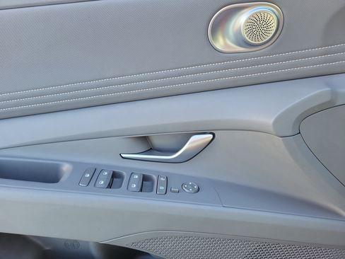 Used 2025 Hyundai Elantra SEL image 17