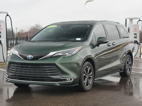 Used 2025 Toyota Sienna Platinum image 26