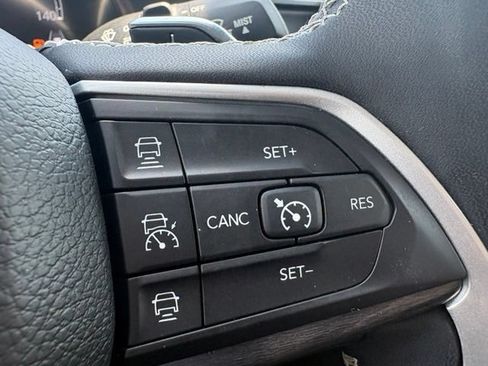 Used 2023 Jeep Grand Cherokee Limited w/ Black Appearance Package AWD/4WD image 37