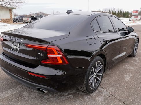 Used 2021 Volvo S60 T5 Momentum image 3
