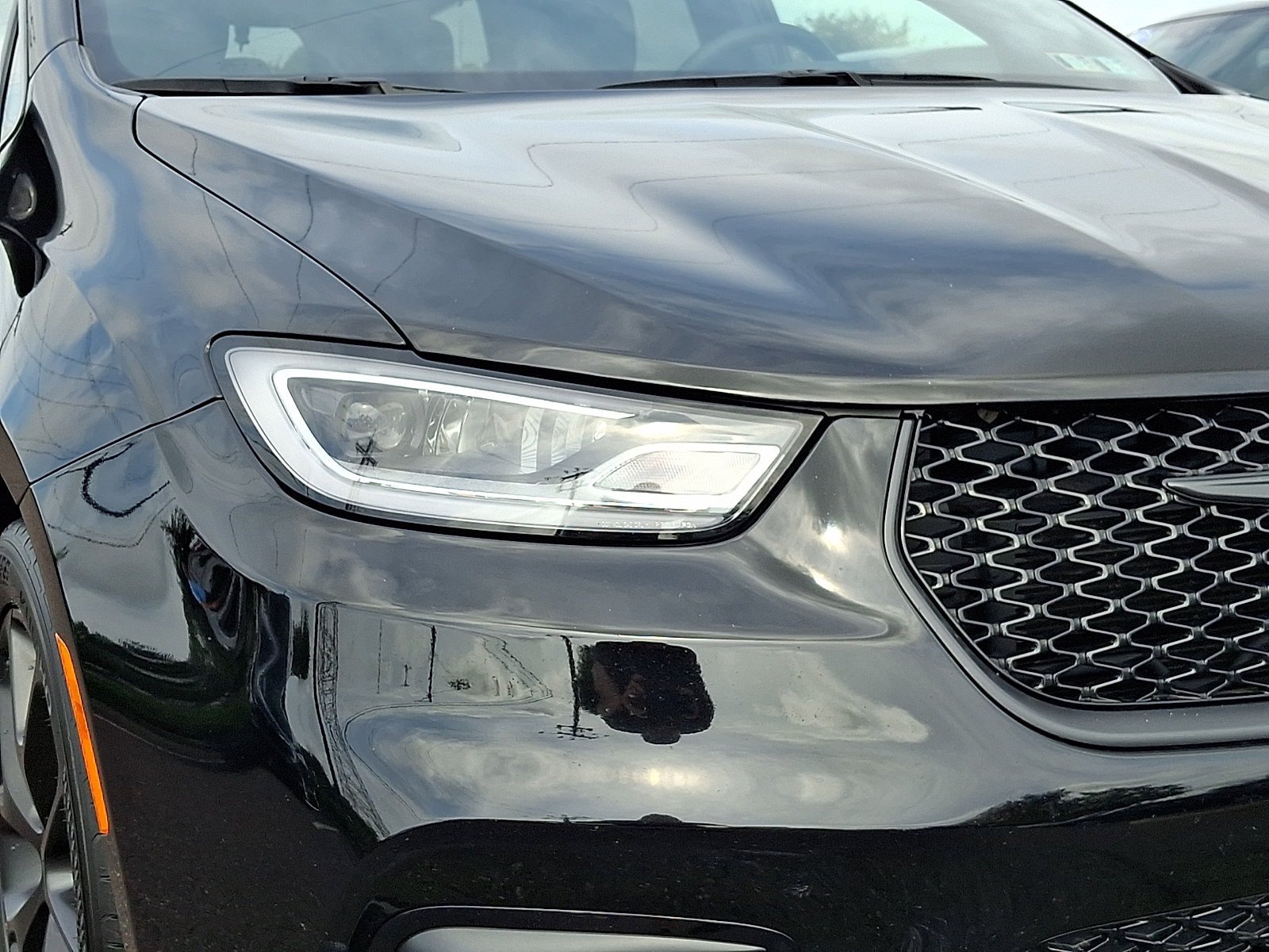 Used 2025 Chrysler Pacifica Limited FWD image 9