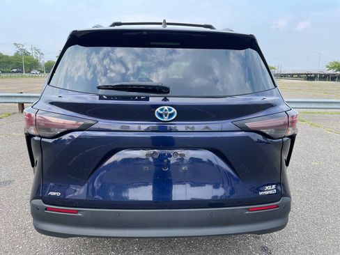 Used 2023 Toyota Sienna XLE AWD/4WD image 9