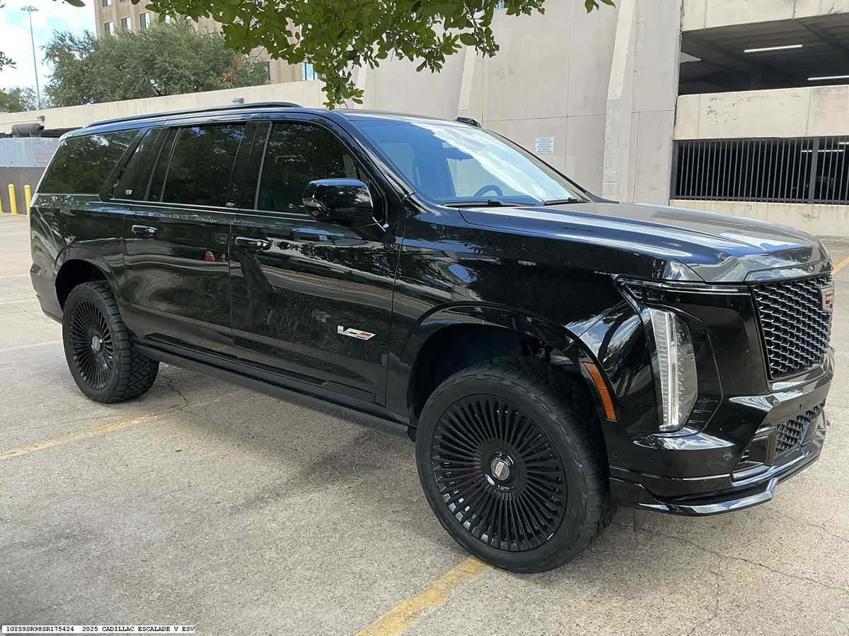 Used 2025 Cadillac Escalade ESV V AWD/4WD image 4
