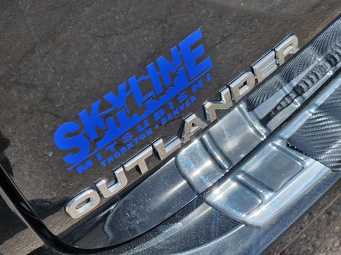 Used 2025 Mitsubishi Outlander SE image 8