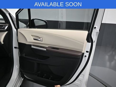 Used 2024 Toyota Sienna Platinum AWD/4WD image 33