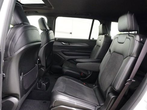 Used 2025 Jeep Grand Cherokee L Altitude AWD/4WD image 30