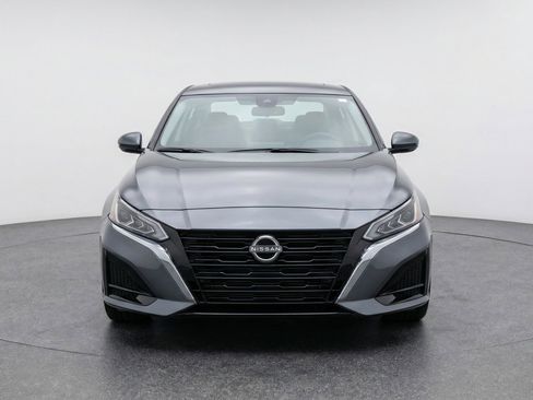 Used 2025 Nissan Altima 2.5 SV image 2