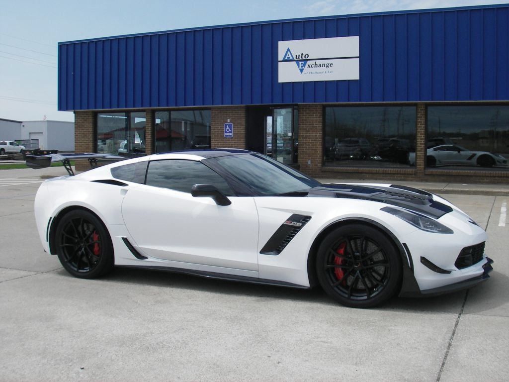 Used 2016 Chevrolet Corvette Z06 w/ 3LZ Preferred Equipment Group RWD image 3