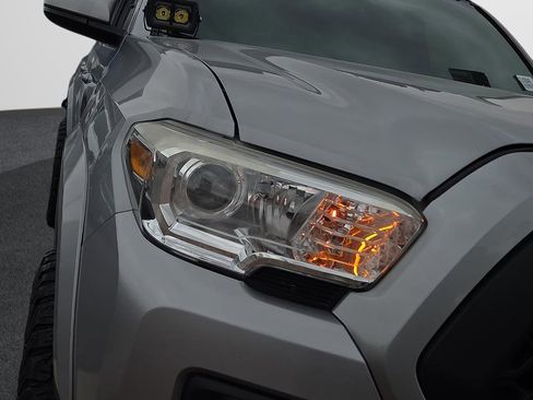 Used 2019 Toyota Tacoma SR5 RWD image 18