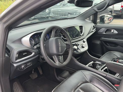 Used 2025 Chrysler Pacifica Limited FWD image 5