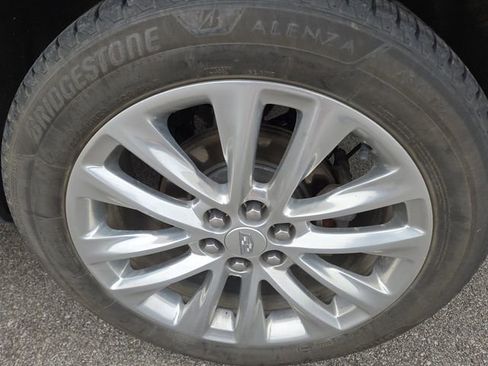 Used 2017 Cadillac XT5 Platinum AWD/4WD image 31