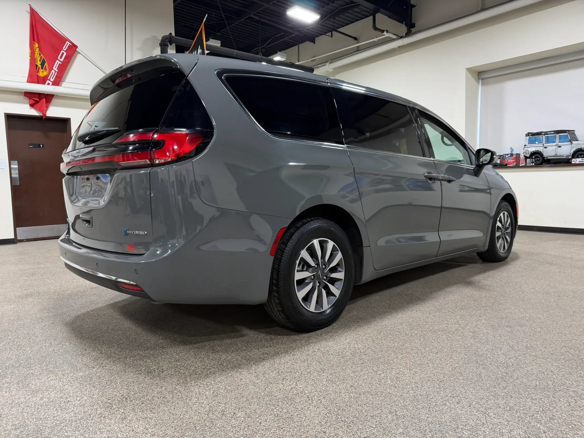 Used 2023 Chrysler Pacifica Touring-L FWD image 5