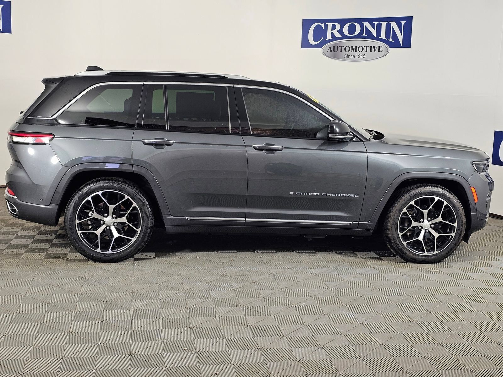 Used 2022 Jeep Grand Cherokee Summit AWD/4WD image 40