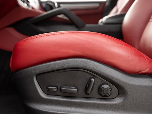 Used 2023 Porsche Cayenne image 22