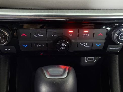 Used 2023 Jeep Compass Limited image 27