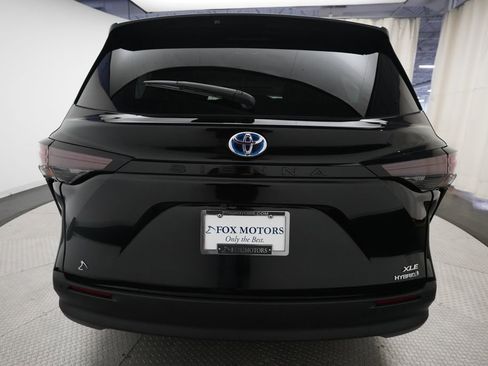 Used 2023 Toyota Sienna XLE FWD image 27