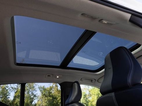 Used 2024 Volvo XC40 B5 Plus image 26