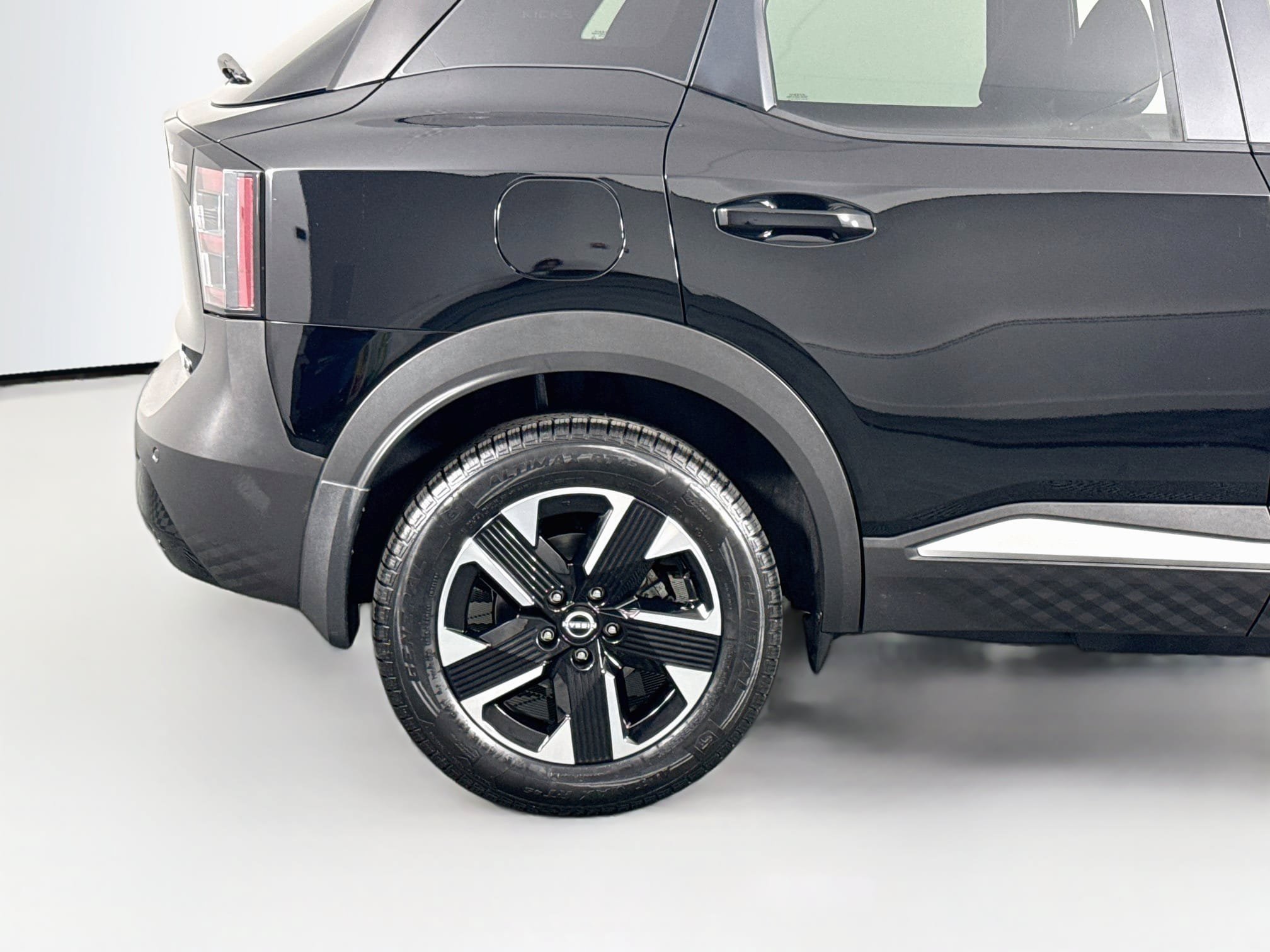 Used 2025 Nissan Kicks SV AWD/4WD image 43