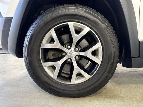 Used 2016 Jeep Cherokee Trailhawk w/ Cold Weather Group AWD/4WD image 13