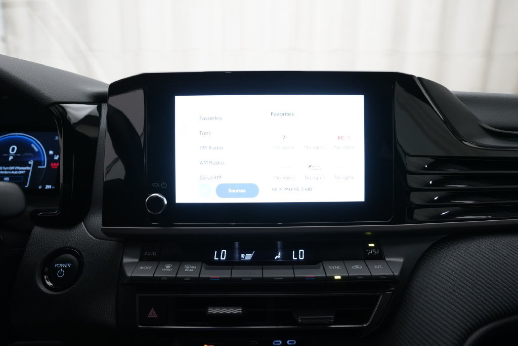 Used 2025 Toyota Camry SE FWD image 6