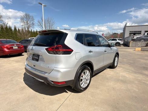 Used 2018 Nissan Rogue SV w/ Premium Package image 3