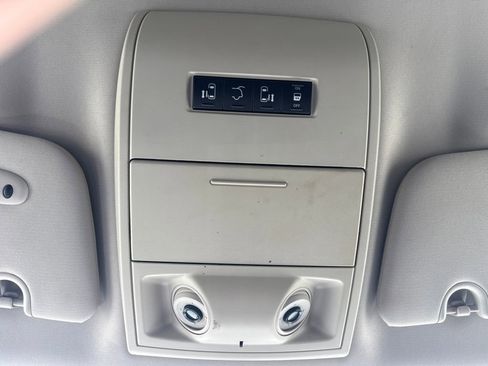 Used 2012 Chrysler Town & Country Touring image 26