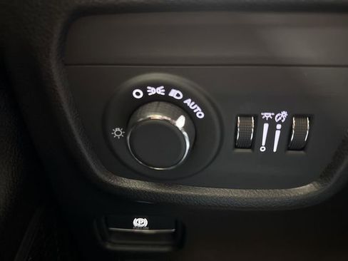 Used 2025 Jeep Grand Cherokee Altitude AWD/4WD image 20