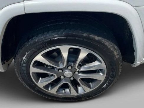 Used 2017 Jeep Grand Cherokee Overland w/ Jeep Active Safety Group RWD image 9