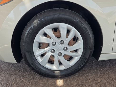 Used 2017 Hyundai Elantra SE FWD image 11