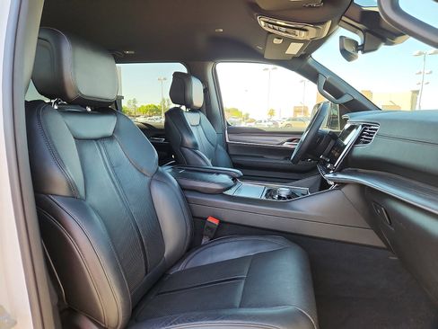 Used 2024 Jeep Wagoneer Series II w/ Flexible Seating Group image 15