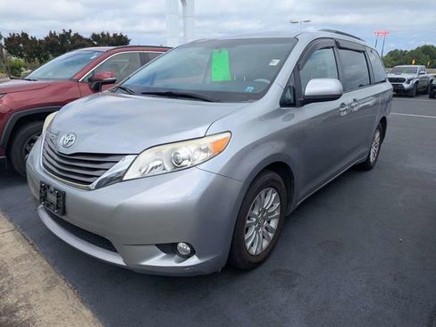 Used 2013 Toyota Sienna XLE w/ Entertainment Pkg FWD image 5