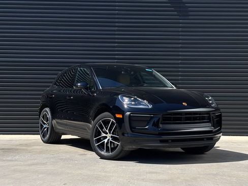 Certified 2022 Porsche Macan AWD/4WD image 9